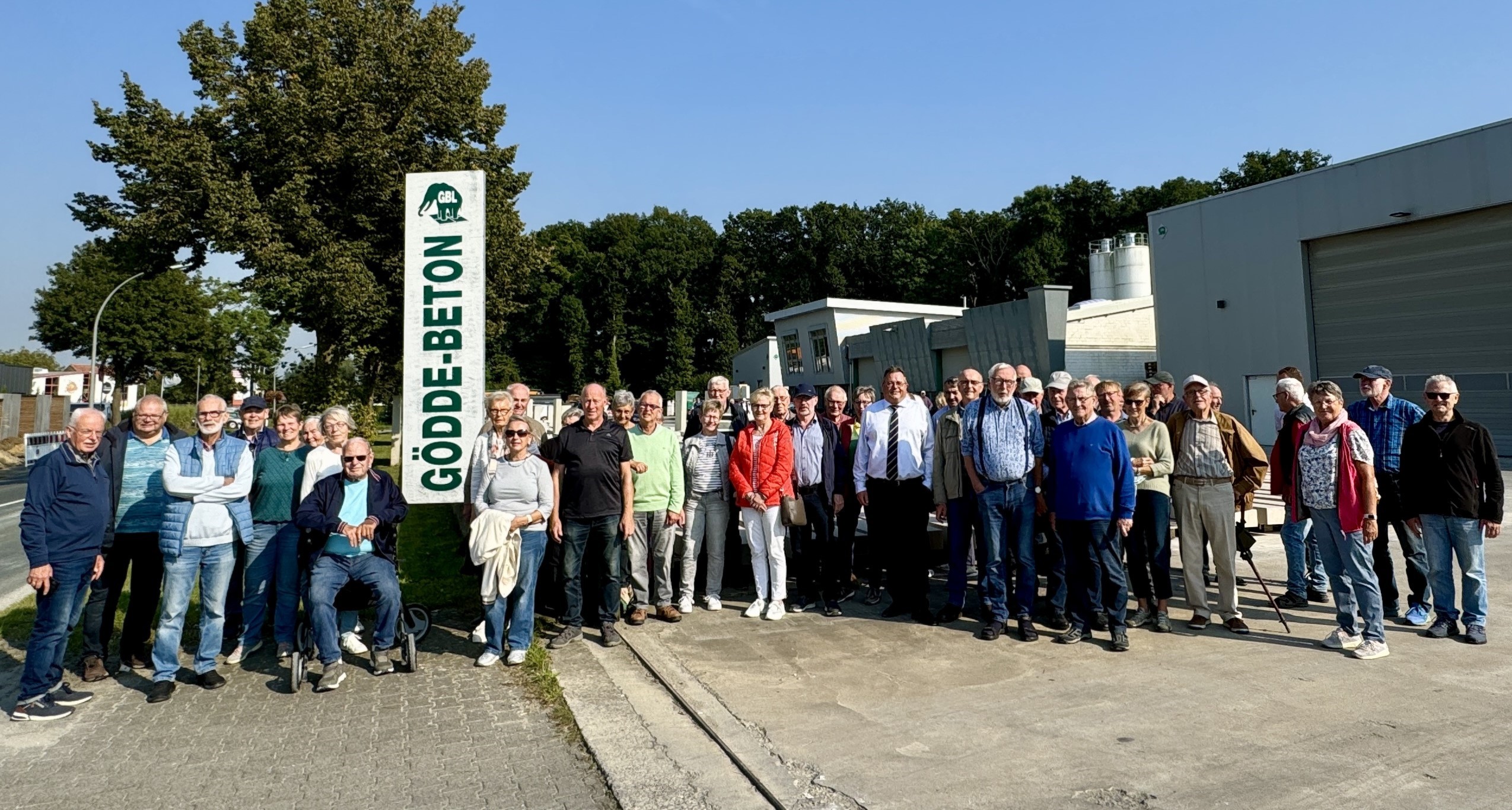 Etwa 72 Besucher und Besucherinnen  wurden in vier Gruppen durch das Werk von Gdde Beton gefhrt

